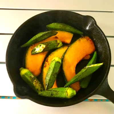 スキレットで作る！オクラとかぼちゃのミートソースグラタン風